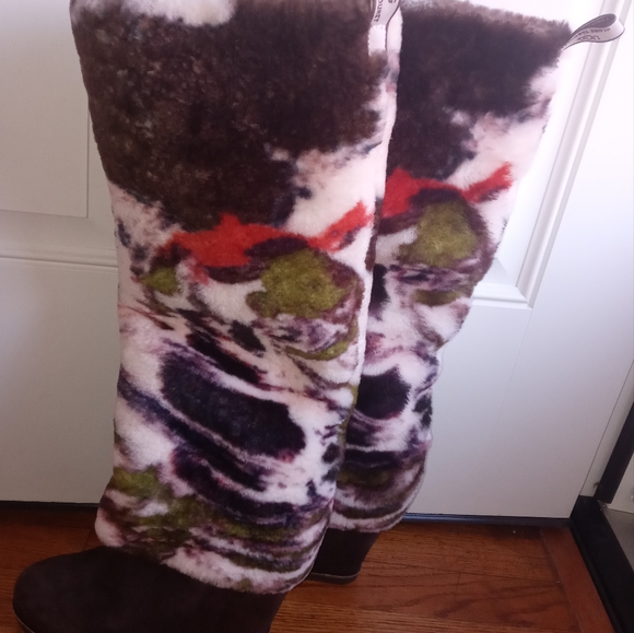 UGG Claire Tabouret Fluff Boot - Picture 7 of 9